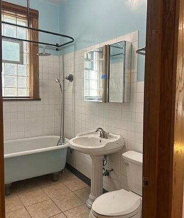4th image of 852 N Hoyne Ave APT 2R