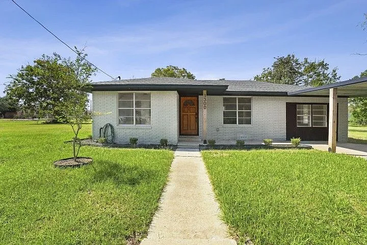 3 bed, 2.0 bath, 1183 sqft, $1,600 — Photo 3