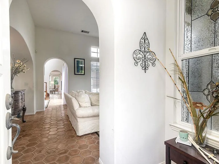 688 Cypress Hills Dr — Photo 2
