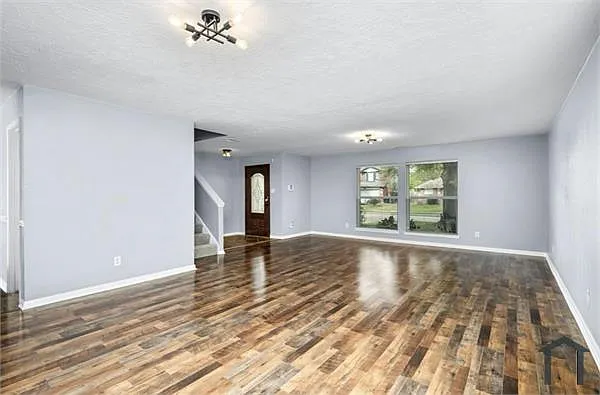 5 bed, 3233 sqft, $3,800 — Photo 3