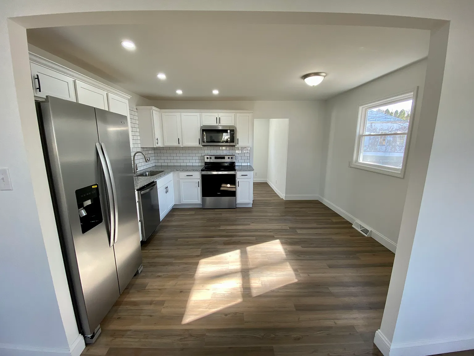3 bed, 1025 sqft, $2,500 — Photo 4