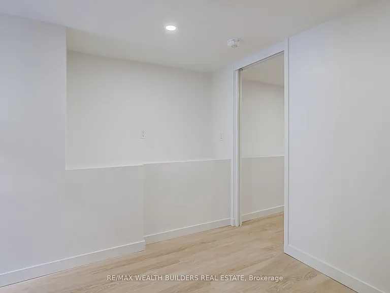 2443 Dundas St W — Photo 11