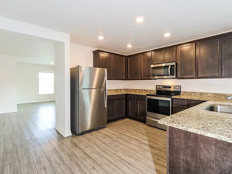 250 Catalonia Ave NW — Photo 4