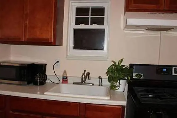104 Woodward St — Photo 2