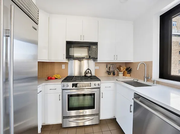 100 United Nations Plz APT 8A, New York, NY 10017