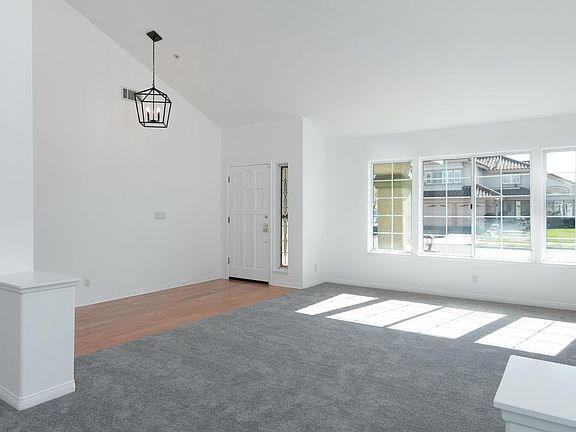 2561 Cabrillo Way-004-24-Living Room-MLS