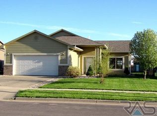 1005 Perry Ln, Harrisburg, SD 57032