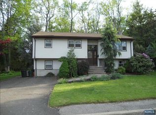 8 Sulak Ln, Park Ridge, NJ 07656