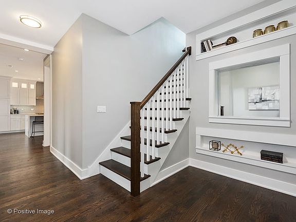 5th image of 647 W Aldine Ave Unit 4E