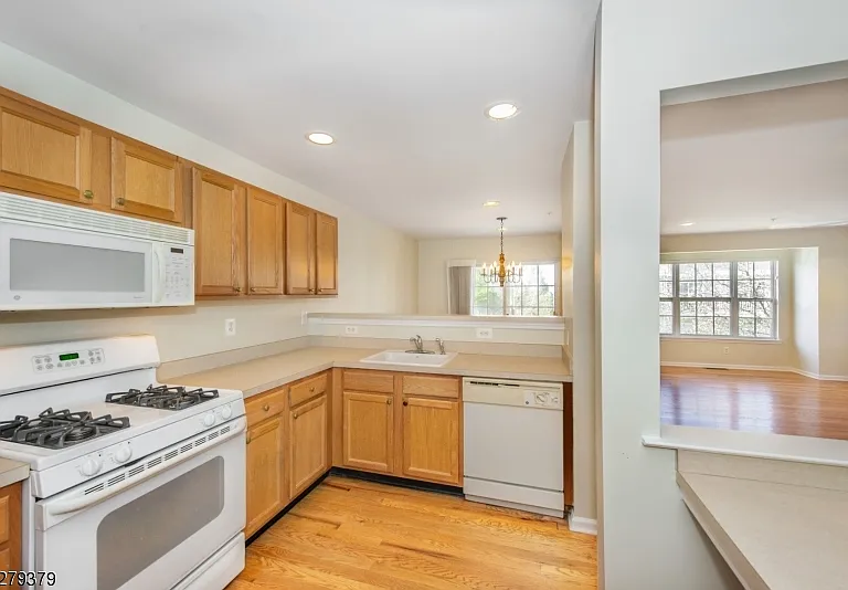 102 Lakeview Ct — Photo 8