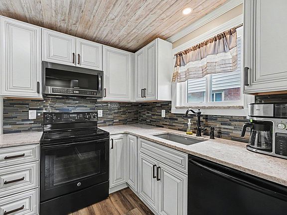 4th image of 18039 Summer Ln S