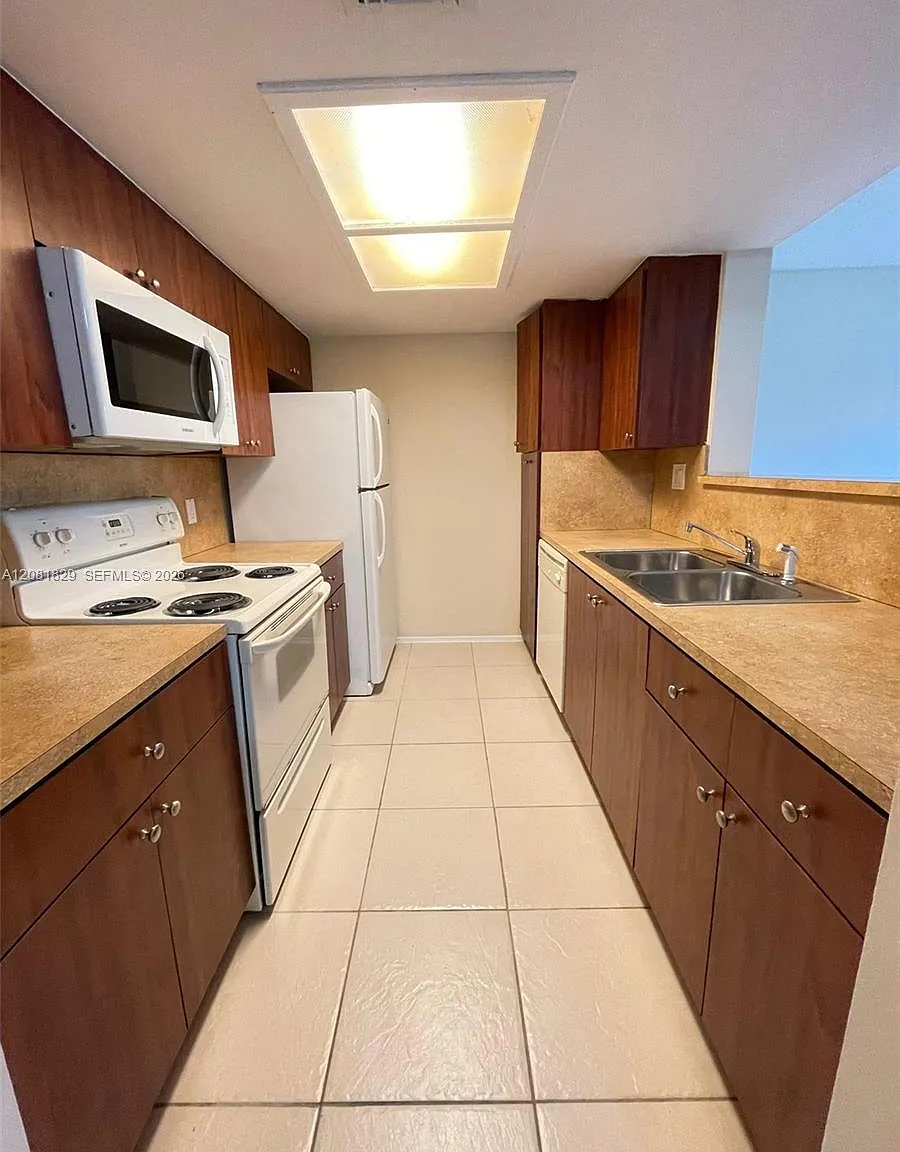 Crescent Cove Condo — Photo 1