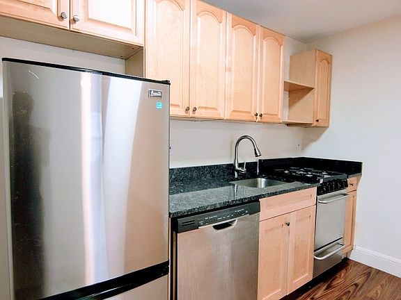 3rd image of 211 W 16th St