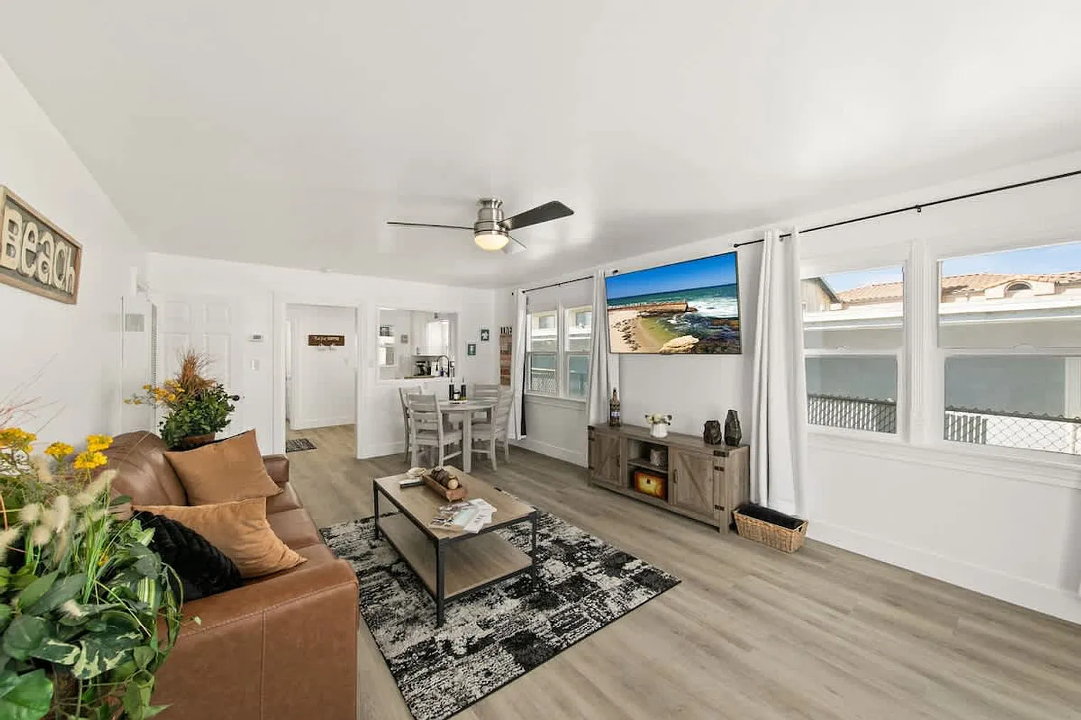 2 bed, 1.0 bath, 947 sqft, $8,356 — Photo 2