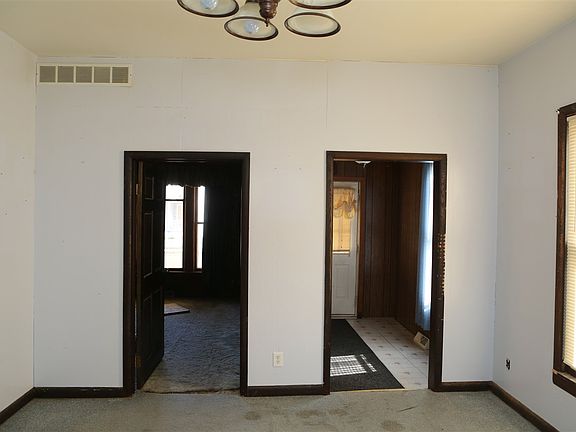 4th image of 619 Eisenhower Ave