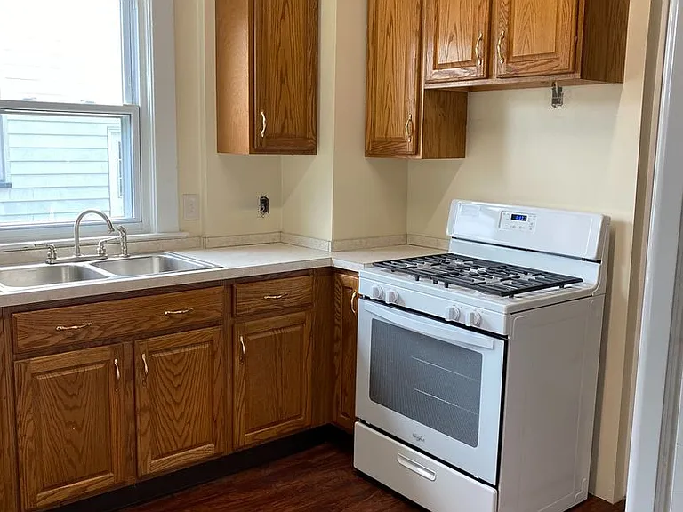 326 E Liberty St — Photo 3