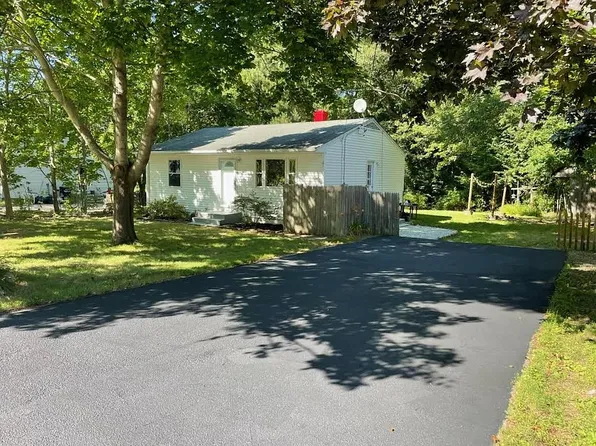 61 Whittle St, Groton, CT 06355