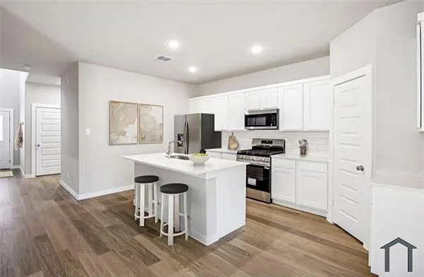 6 bed, 2736 sqft, $3,900 — Photo 3