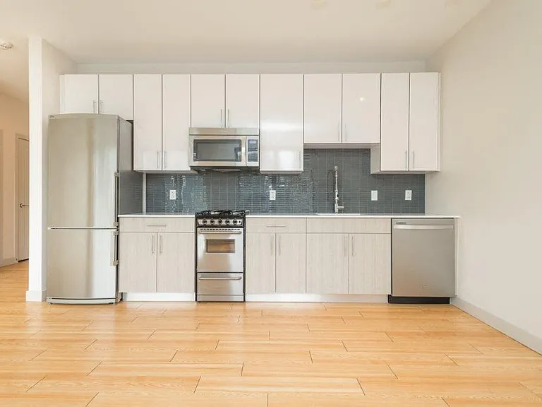 West Square Apartments — Photo 180
