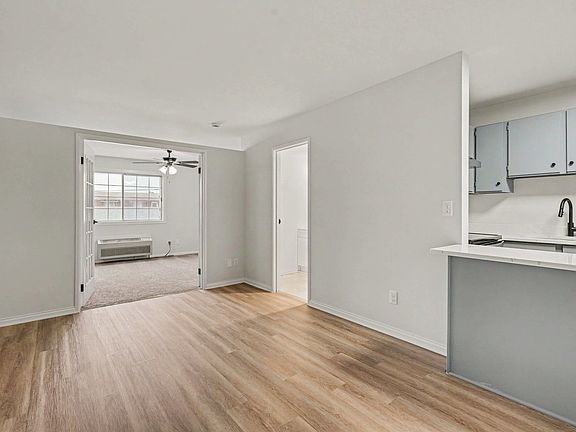 3rd image of 3170 W Monroe St APT 212
