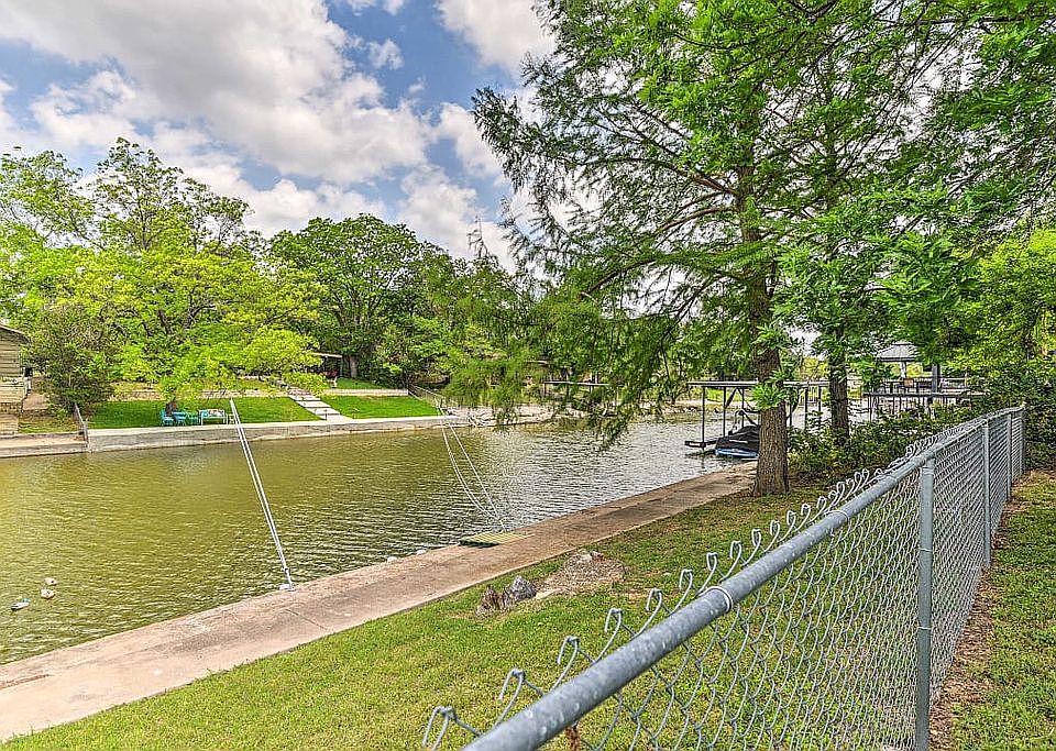 Over 100 feet of Lakefront