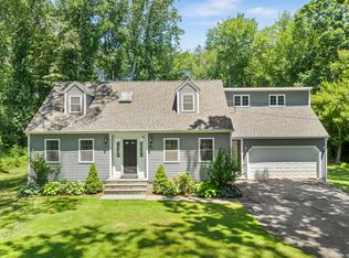 28 Champlain Dr, Old Lyme, CT 06371