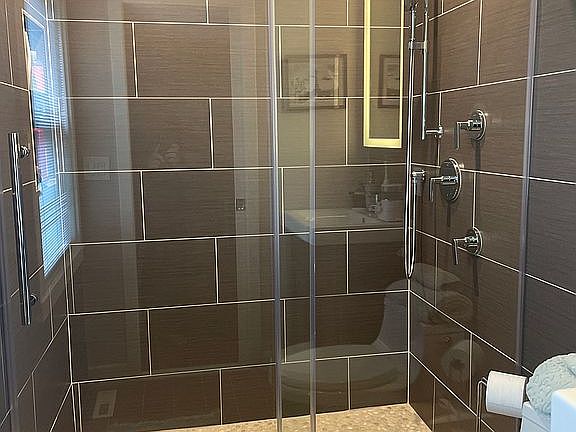5th image of 10 Chatham Pl