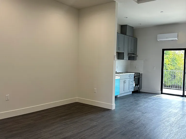 1702 S Hoover St #202 — Photo 2