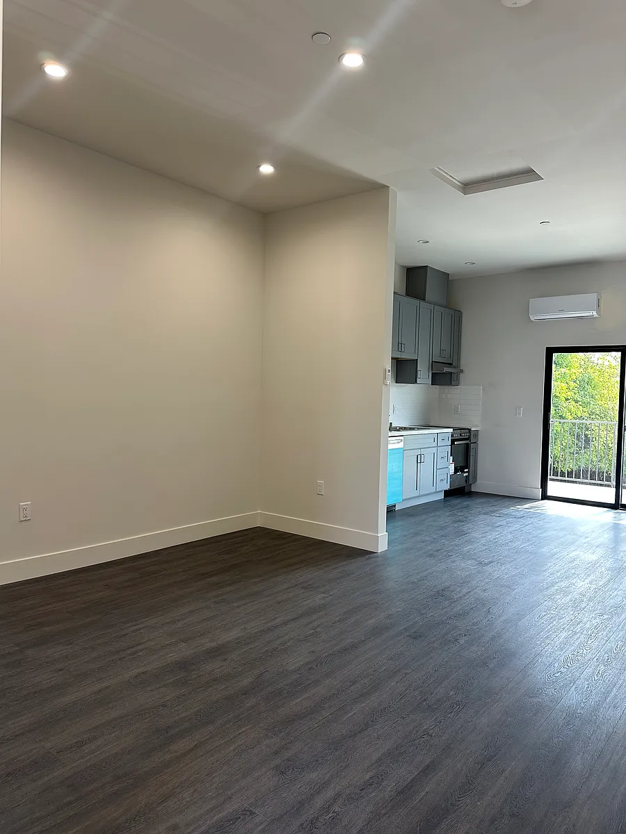Building Photo - 1702 S Hoover St #202
