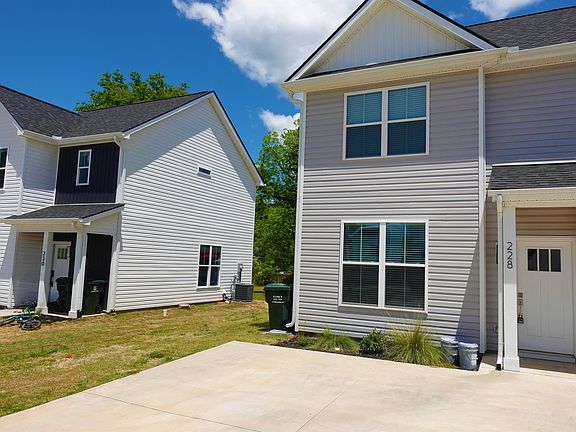 3rd image of 228 Lincoln Dr
