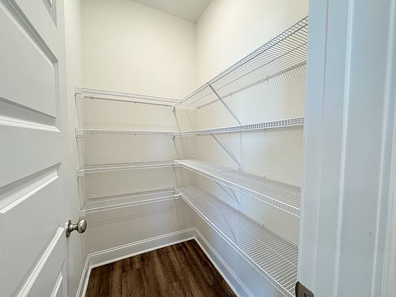 5th image of 401 Noble Ct