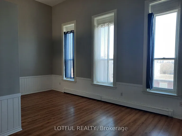 192 King St W #301 — Photo 5