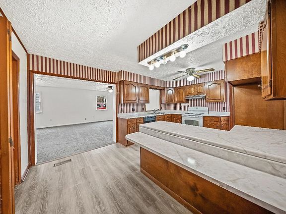 5th image of 903 Federal Way