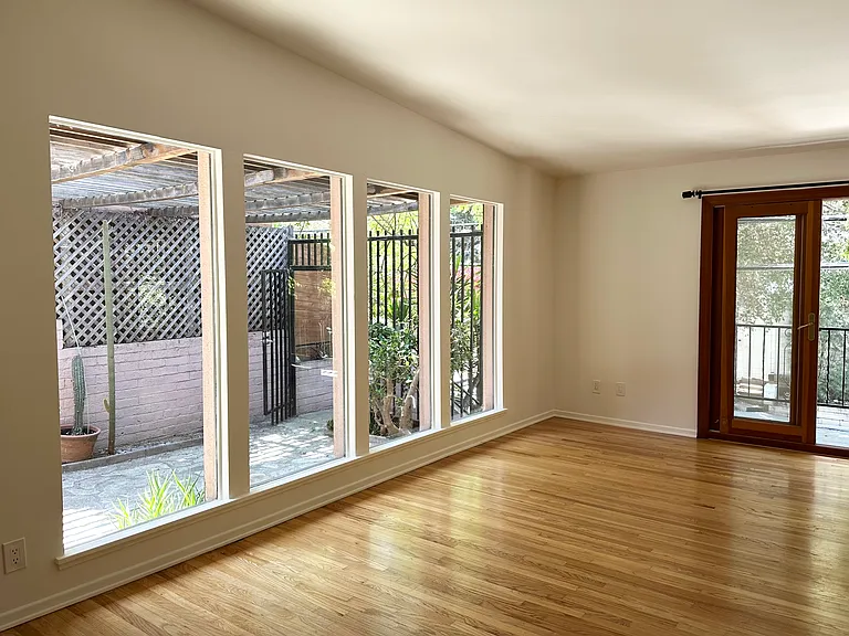 8640 Lookout Mountain Ave — Photo 6