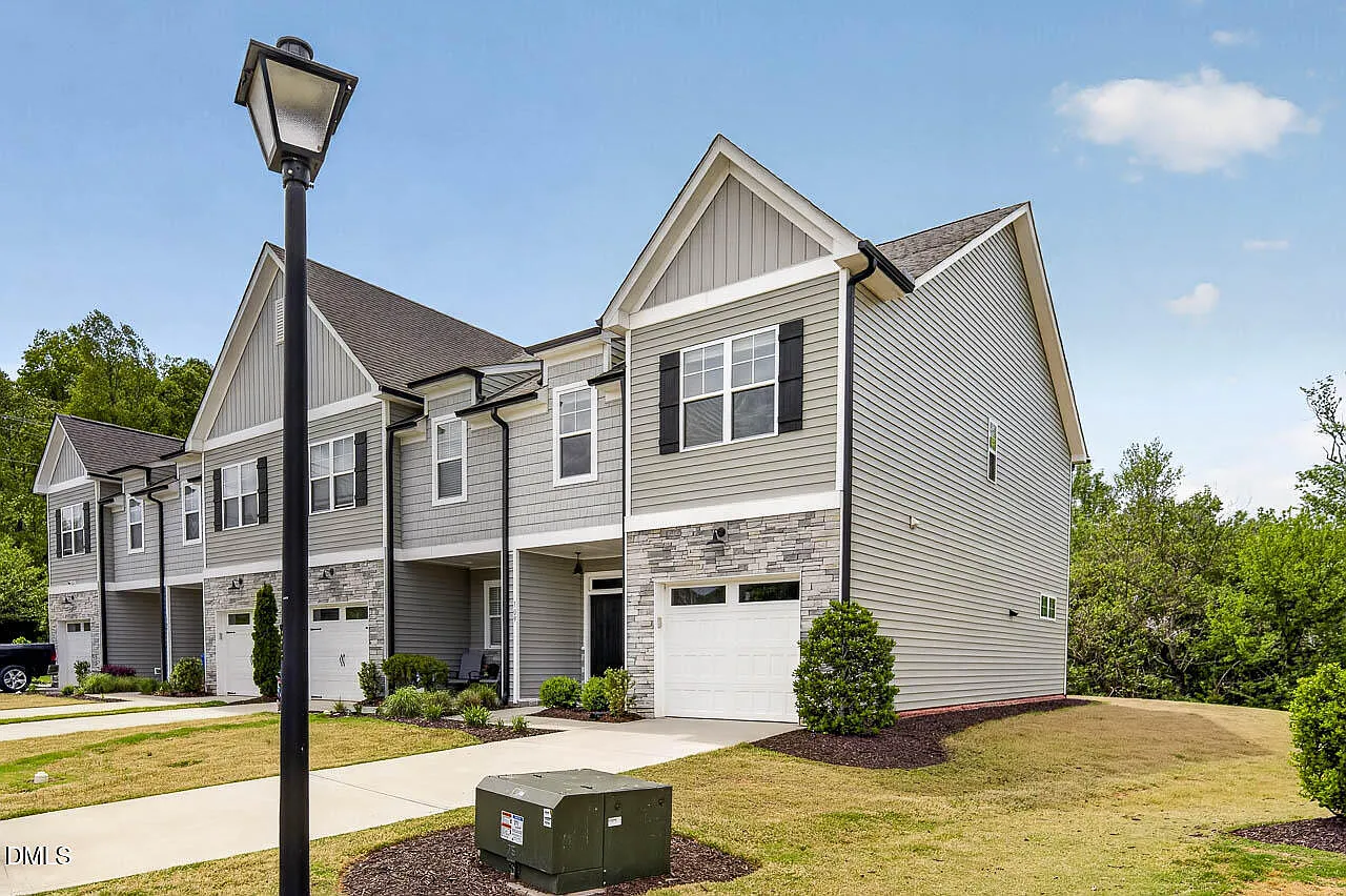 3 bed, 2.5 bath, 1600 sqft, $1,850 — Photo 2