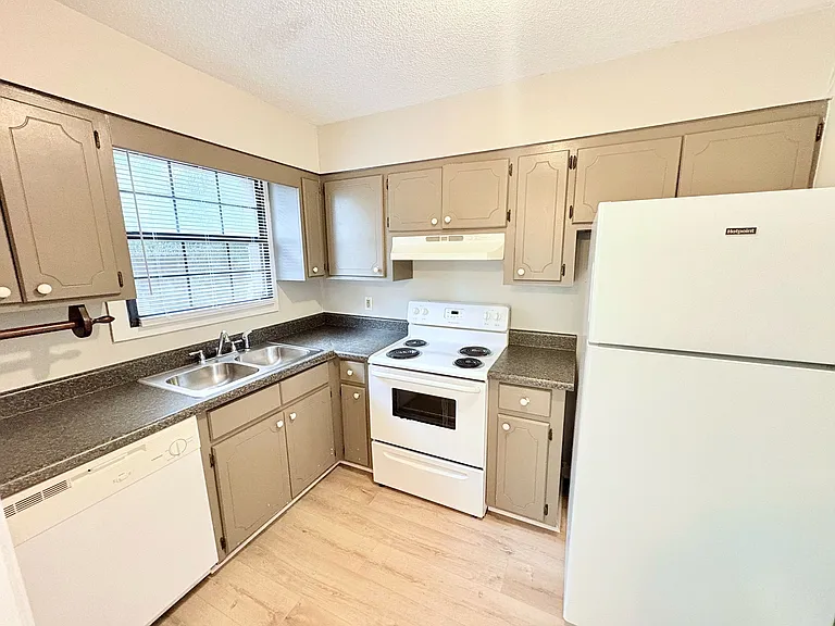 1108 Tiger Blvd #127 — Photo 4