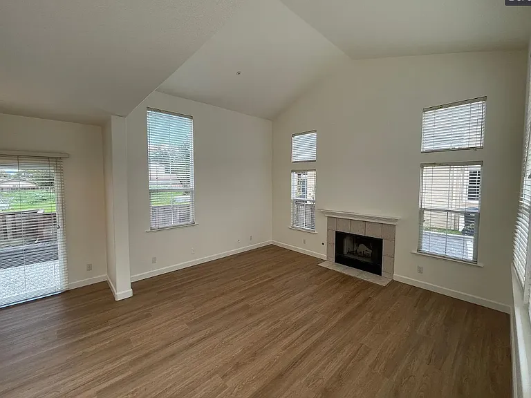 2114 Jennifer Ct — Photo 2