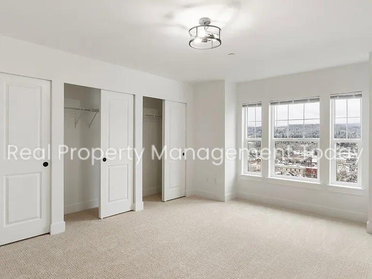 300 Larson St W — Photo 17