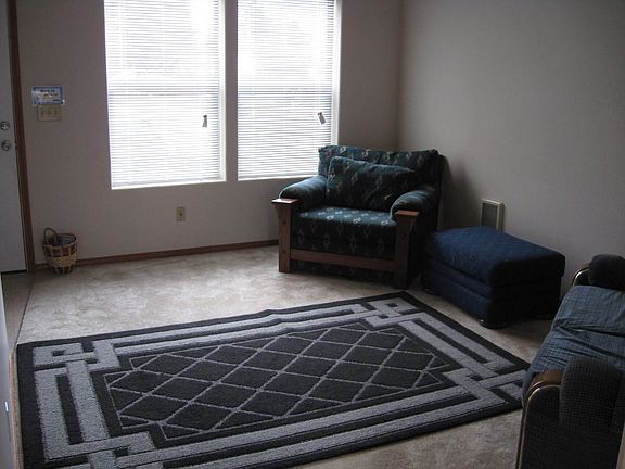 3rd image of 975 SE 13th Ave