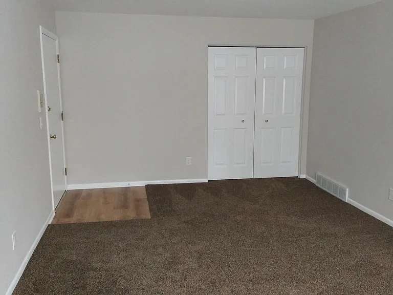 946 N Adams Rd — Photo 2