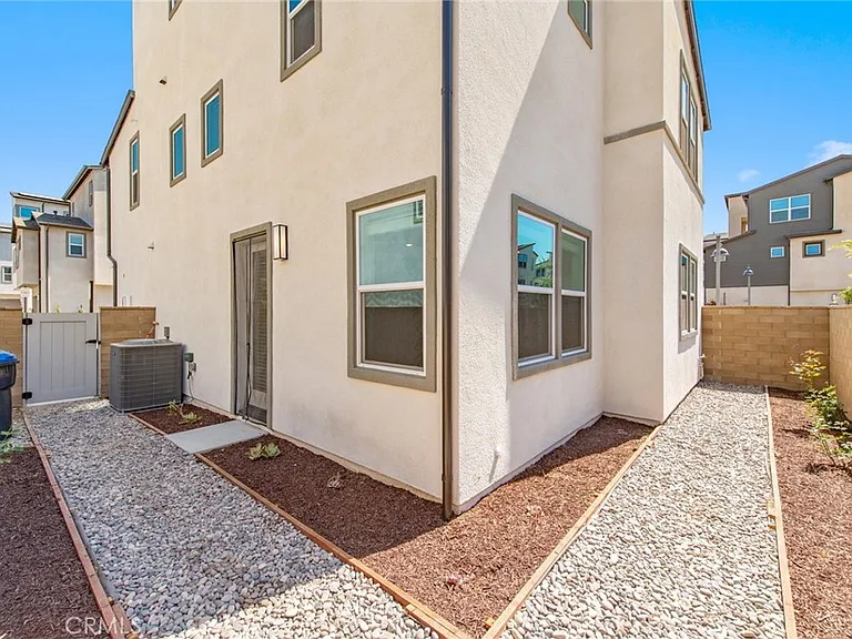 243 Yerba — Photo 12