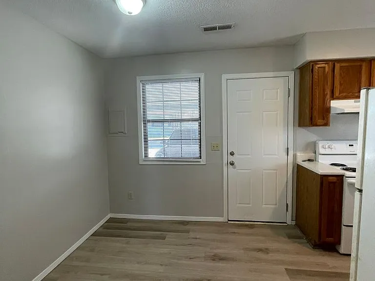 521 N Oak Grove Ave #B — Photo 25