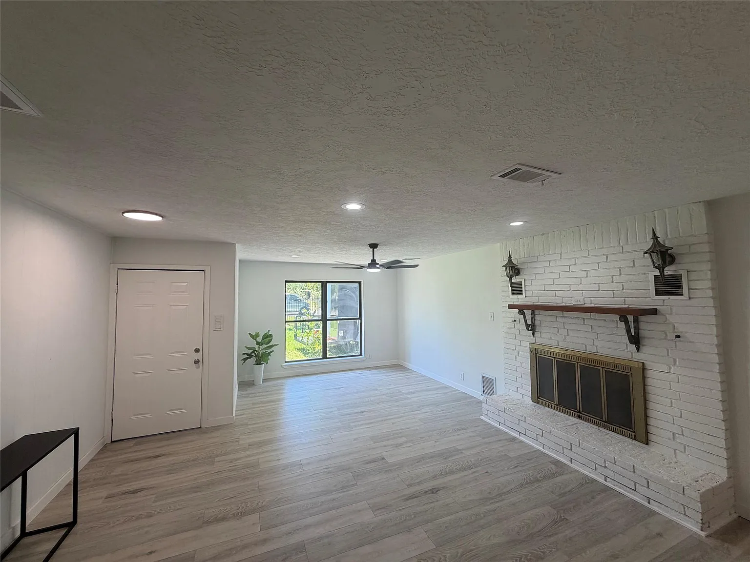 4 bed, 2.0 bath, $2,000 — Photo 2