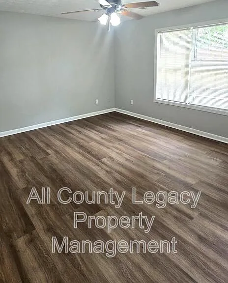 700 Rosehip Ln #B — Photo 2