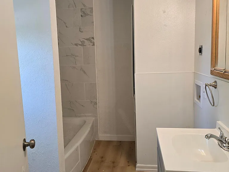 811 E Navarro Ave — Photo 4