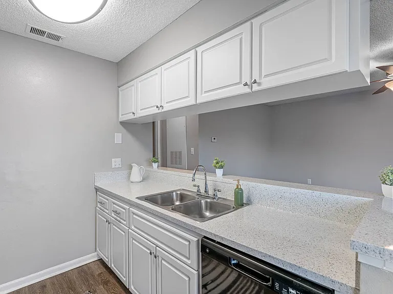 One Bedroom - 1 Bed / 1 Bath - 750 Sq.Ft.