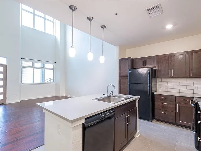 6700 Menchaca Rd #20 — Photo 3