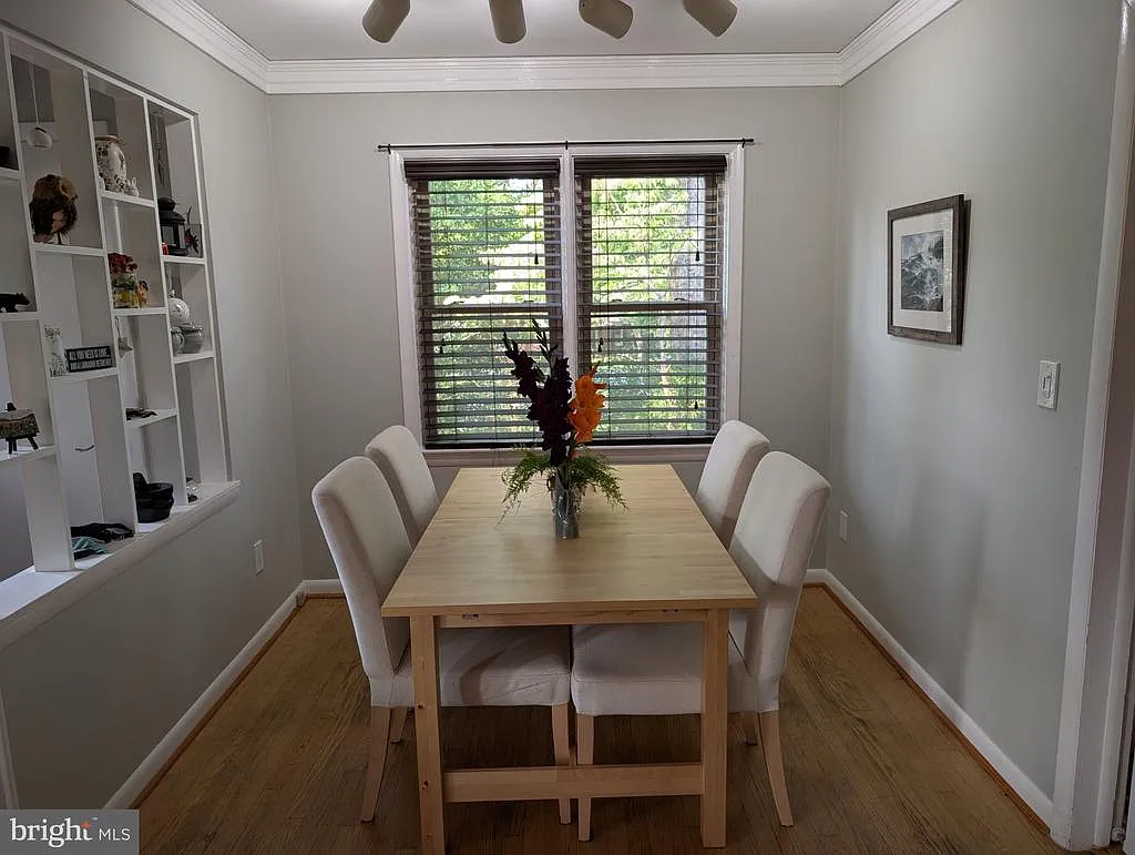 3 bed, 2.0 bath, 2100 sqft, $2,900 — Photo 3