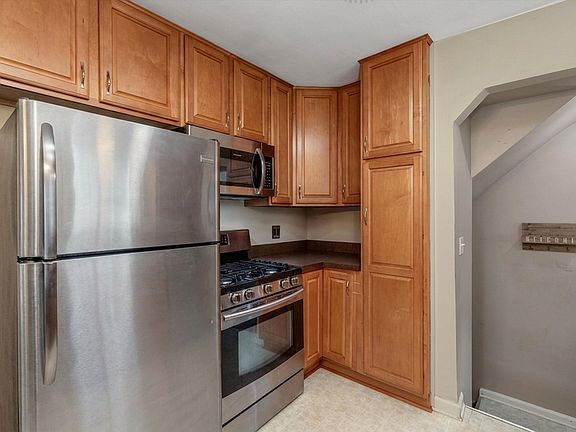 5th image of 912 N Edison Ave