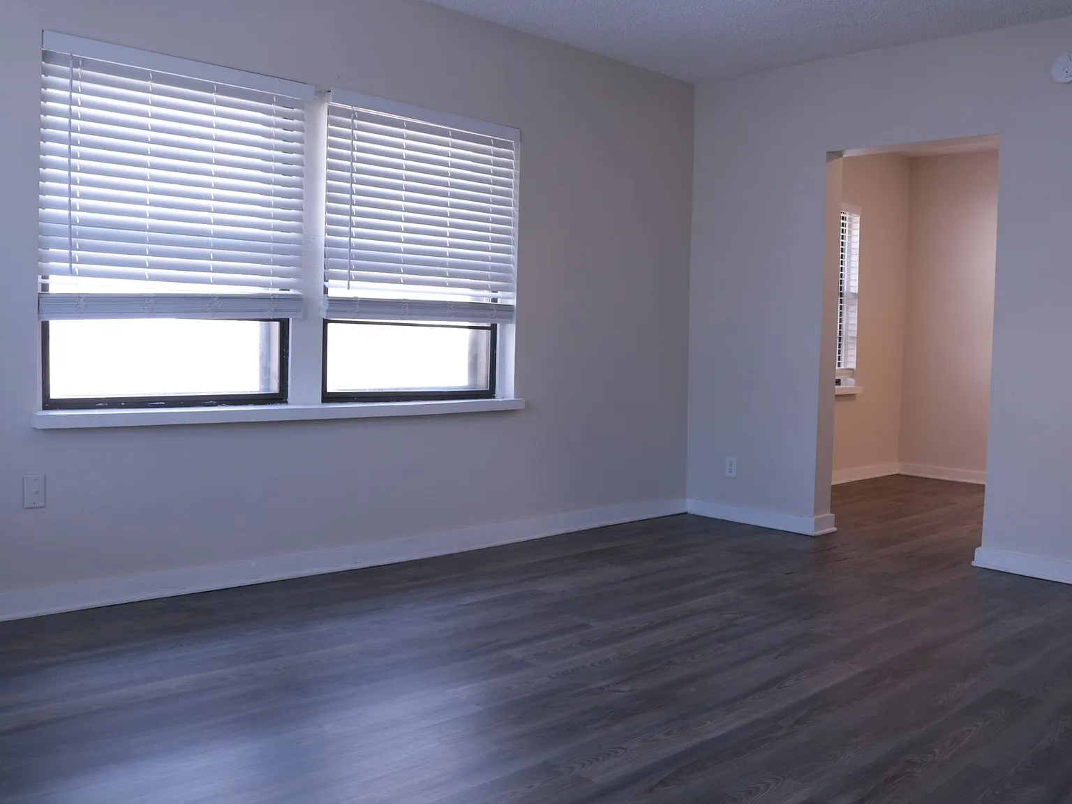 Charming & Updated | Spacious Layouts Near Kcai & Umkc In Historic Hyde Park — Photo 3